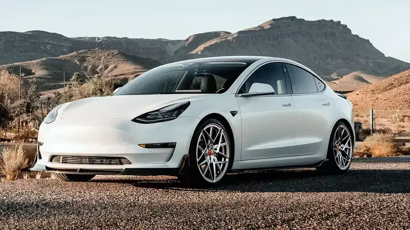 Tesla запланировала запуск серийного производства нового спорткара