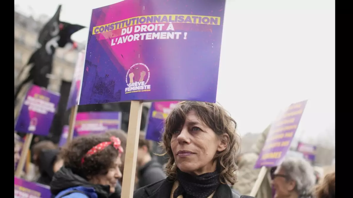 Сенат Франции принял законопроект о закреплении права женщины на аборт в конституции