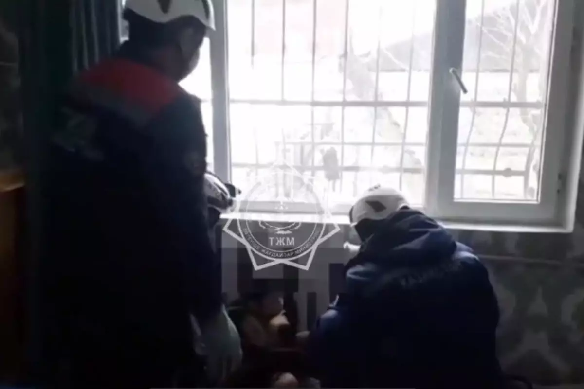 Пленник батареи: в Шымкенте спасатели освободили руку мальчика (ВИДЕО)