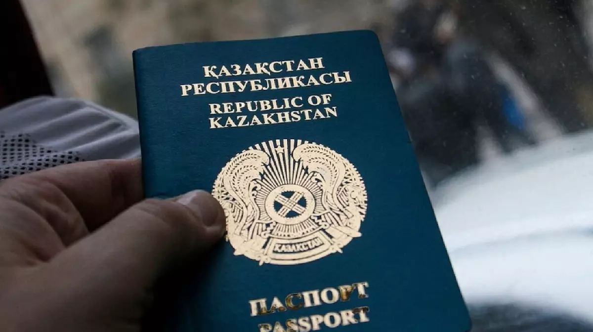 Казахстанца выдворили из страны за двойное гражданство