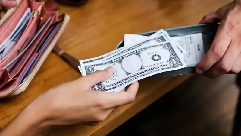 Фальшивые деньги: как распознать подделку и проверить купюры на подлинность