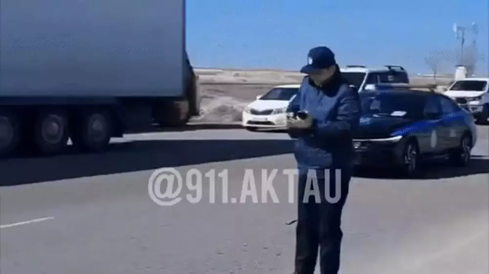 Полицейский на служебном авто попал в ДТП в Актау: видео