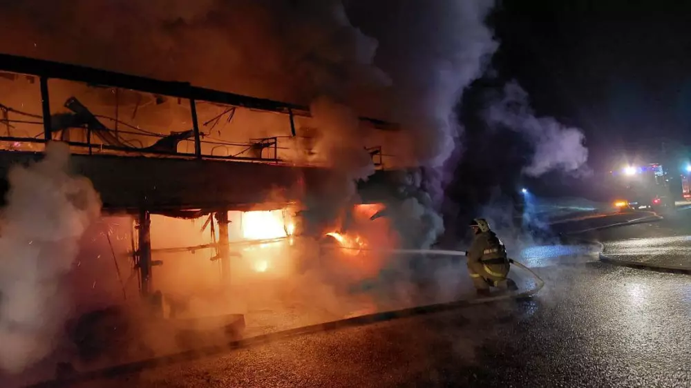 Рейсовый автобус с людьми загорелся на трассе в Жамбылской области