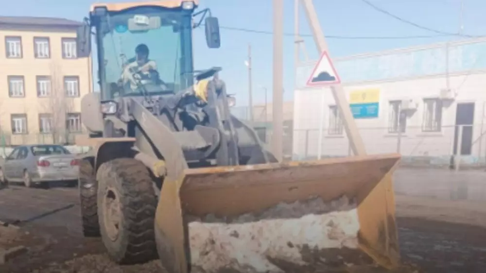 Атыраусцы устали ждать ремонт дороги возле школы и починили ее за свой счет