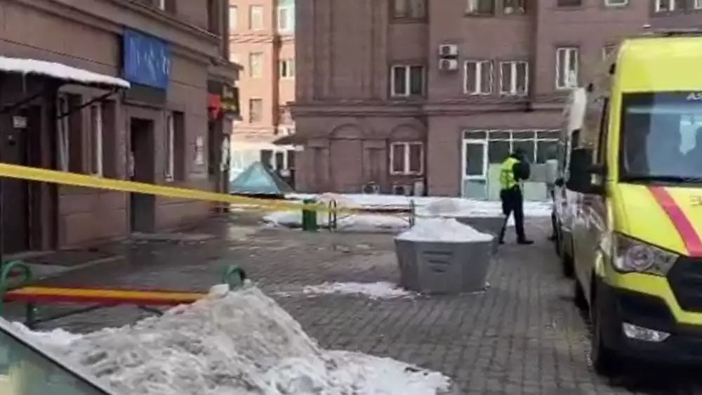 Женщина выпала с 12-го этажа ЖК в Алматы