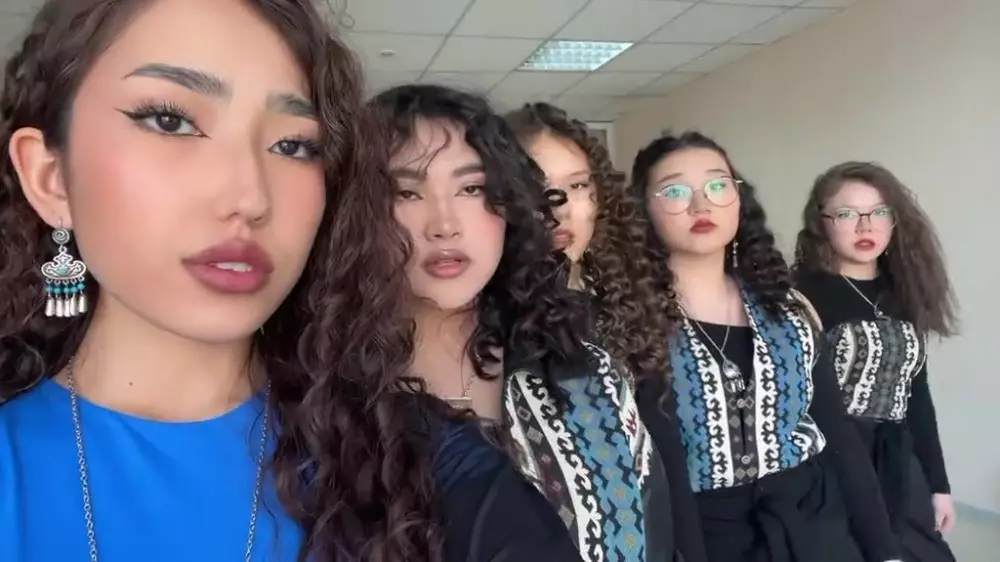 "Мы создали новый казахский стиль": в TikTok набирает популярность новый тренд