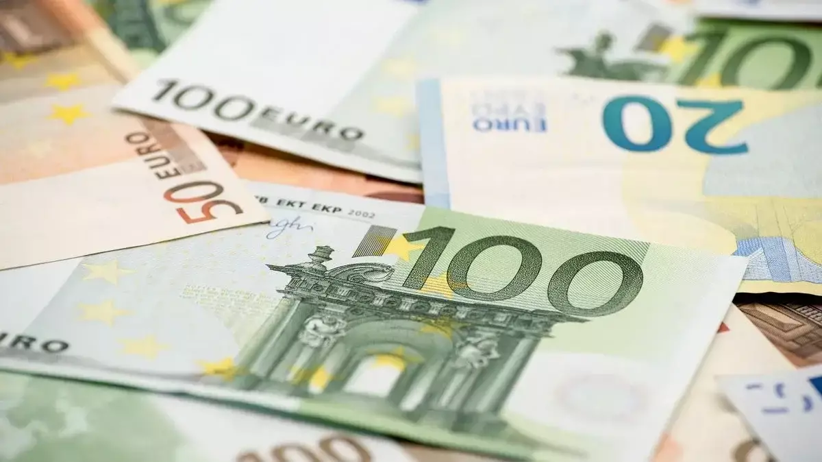 Курс валют на 2 марта 2024 года: доллар, рубль и евро