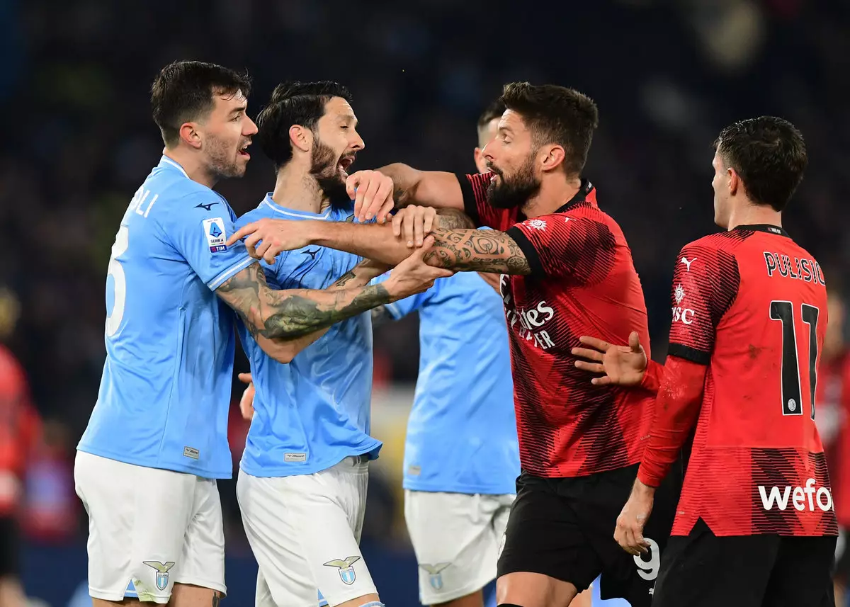 «Милан» победил «Лацио». Римская команда доигрывала матч ввосьмером