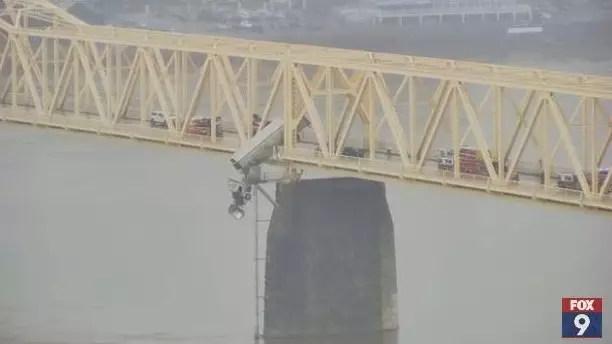 Водителя спасли из повисшего на мосту грузовика