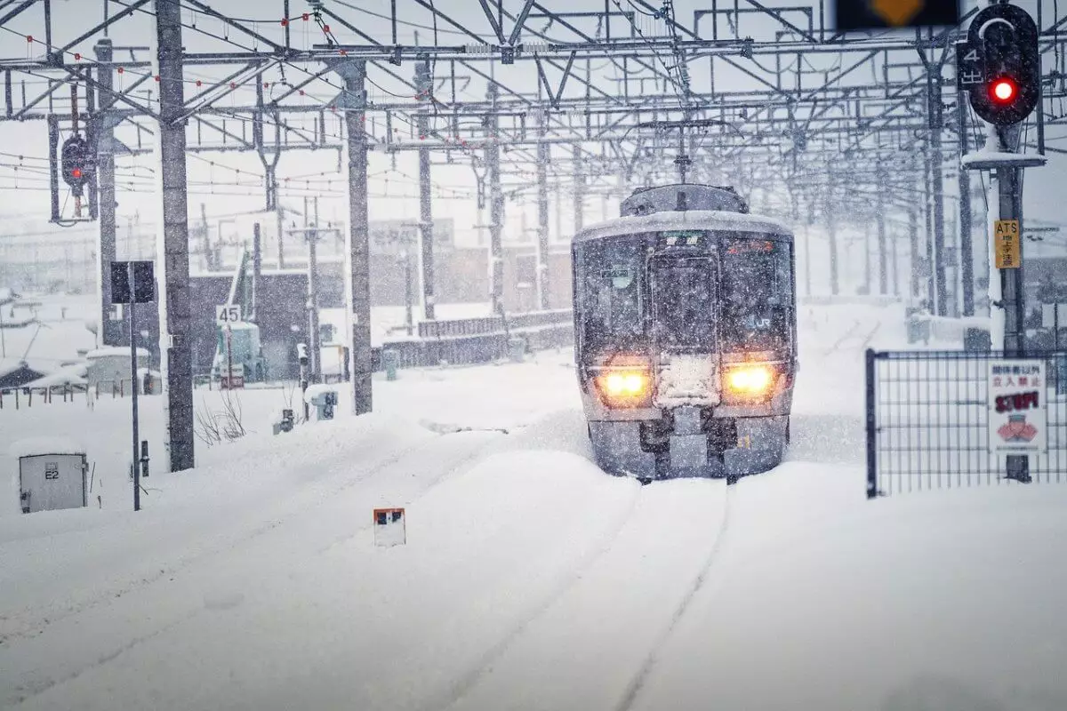 Видео с проводами карагандинского железнодорожника на пенсию взорвало TikTok