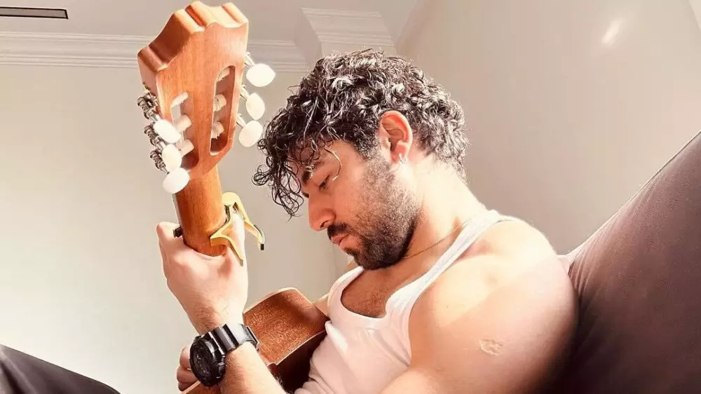 Иранский певец получил три года тюрьмы за свою песню, удостоенную премии "Грэмми"