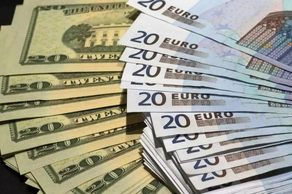 Сколько стоят доллары, евро и рубли в обменниках Алматы 3 марта 2024 года