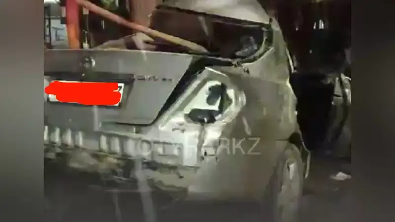 В Шымкенте автомобиль на большой скорости влетел в дерево