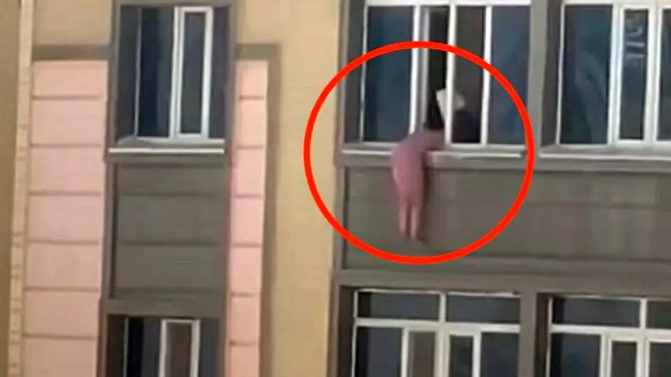 Полиция разыскивает девушку, едва не выпавшую из окна многоэтажки в Актау