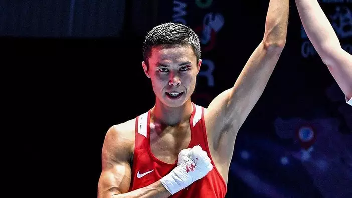 Сакен Бибосынов нокаутировал боксёра из Гонконга в бое за лицензию на Олимпиаду-2024