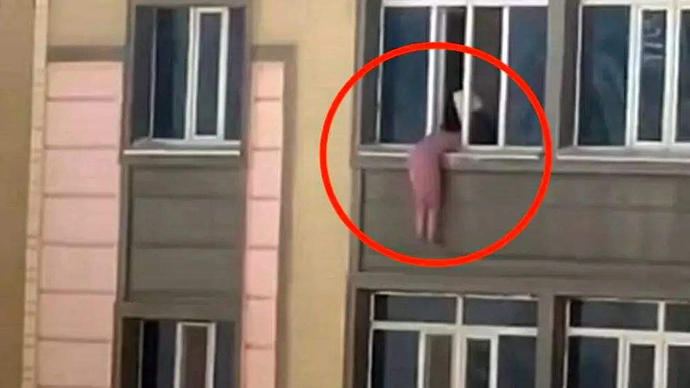 Едва не выпала из окна: девушку разыскивают полицейские Актау