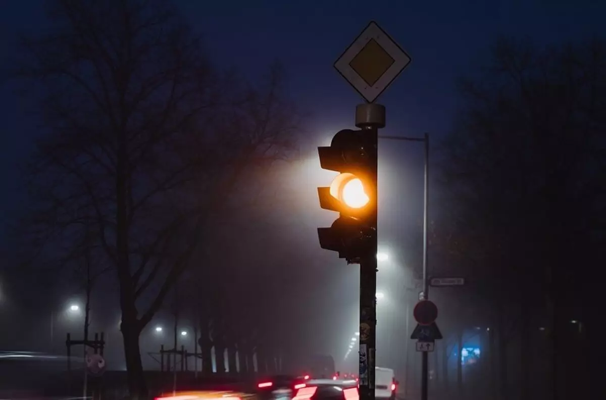 Столичным водителям запретили проезжать на желтый сигнал светофора