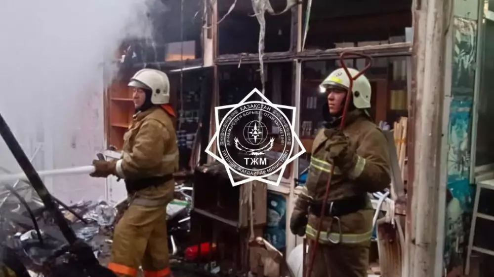 Торговые бутики горели на рынке в Алматы