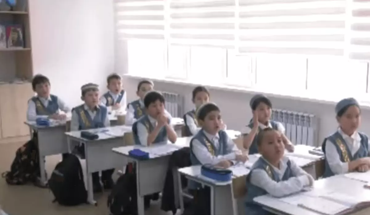 Школьную форму на национальную одежду сменили ученики в Актау