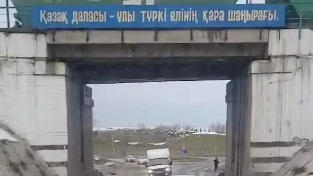 Часть конструкции ж/д моста упала в Туркестанской области: видео