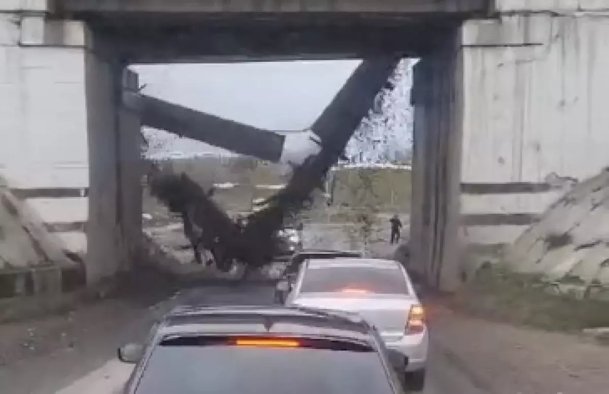 Автомобилисты вовремя выехали из-под посыпавшегося моста на юге Казахстана – видео