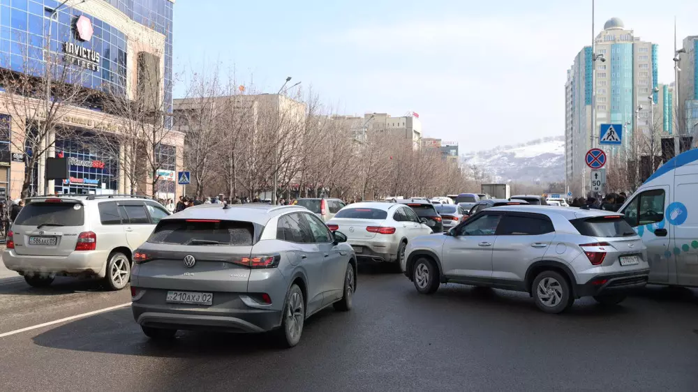 Сильные пробки в Алматы: центральные улицы "стоят" после землетрясения
