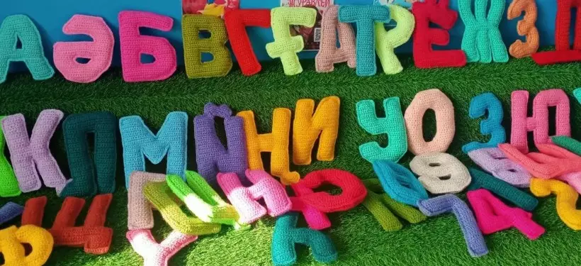 "Веселую азбуку" подарила одной из сельских школ журналист из Семея