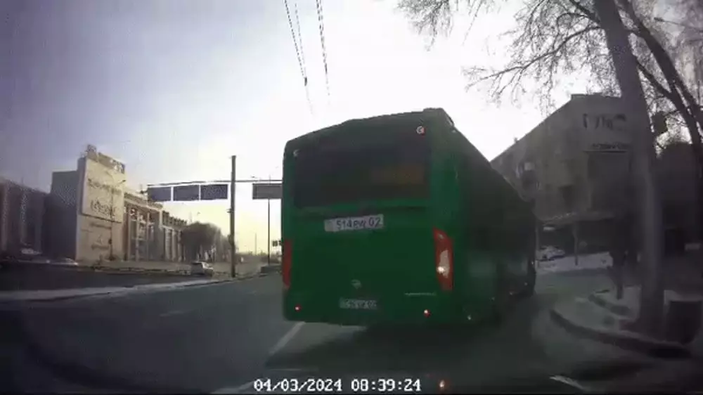 Автобус сбил женщину с ребенком на пешеходном переходе в Алматы