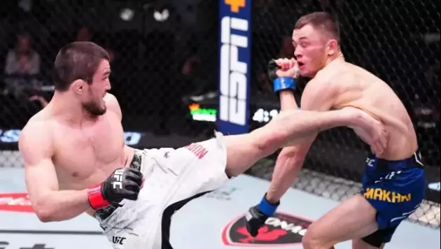 UFC наградил Нурмагомедова за победу над казахстанцем