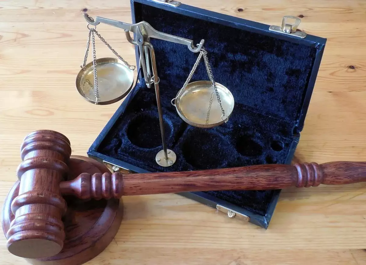 Двум мужчинам в суде в ВКО оформили развод