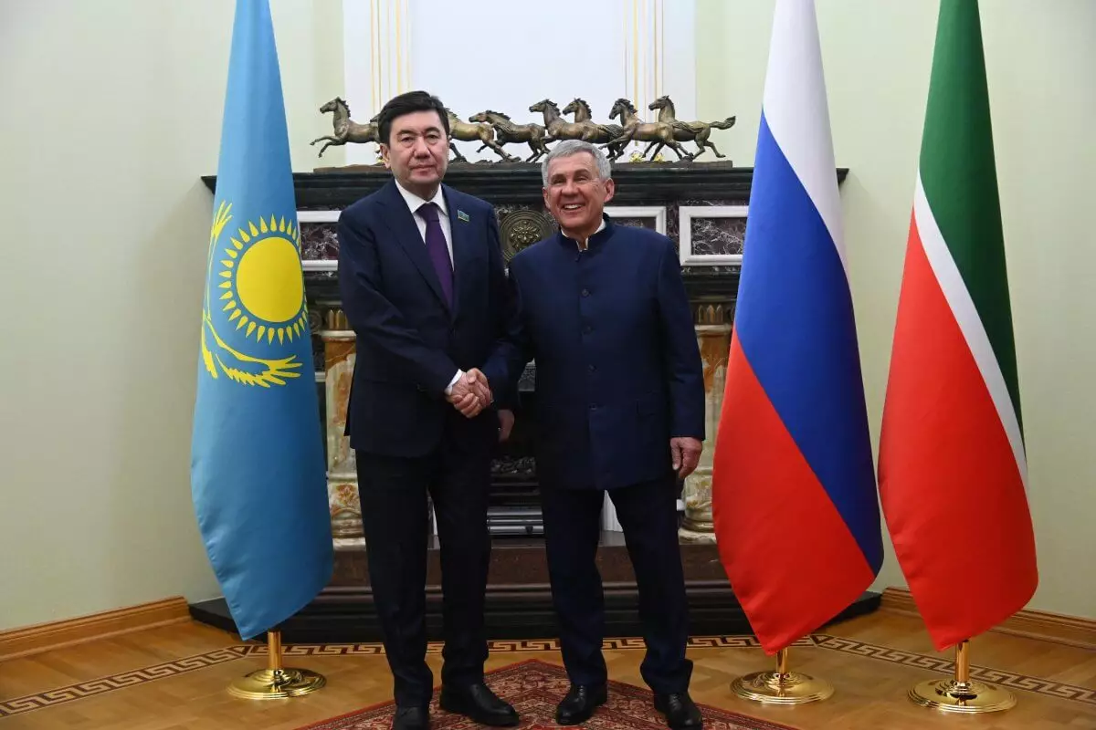 Спикер Мажилиса передал Минниханову теплые приветствия Президента Казахстана