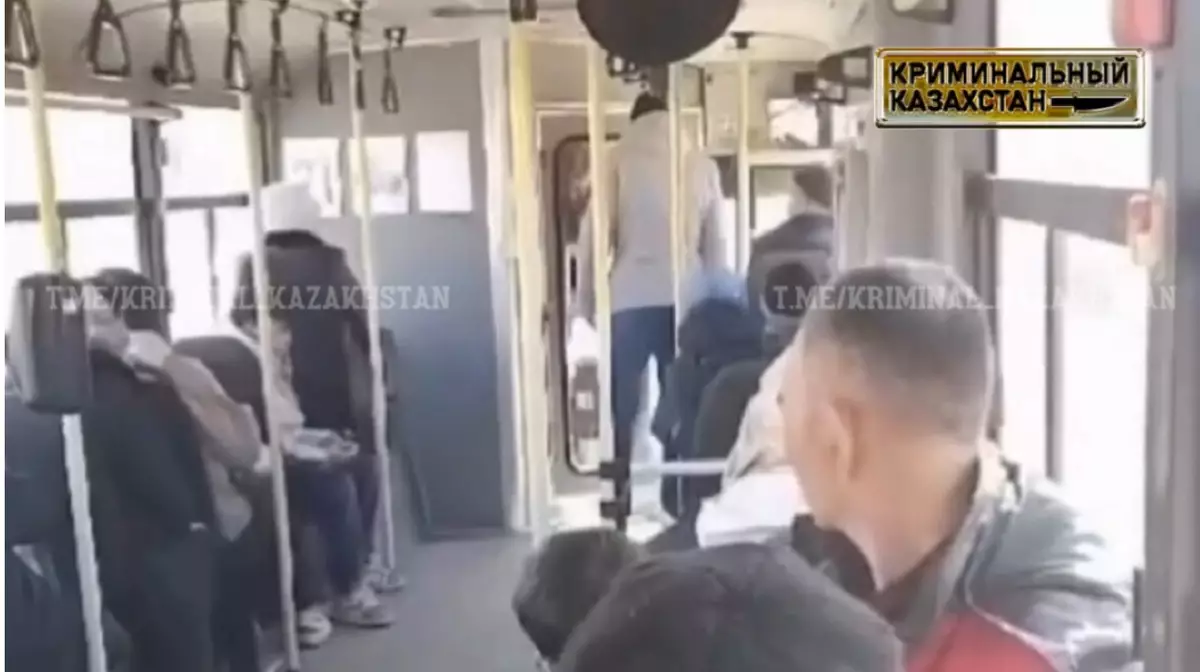 На водителя автобуса напали в Атырау