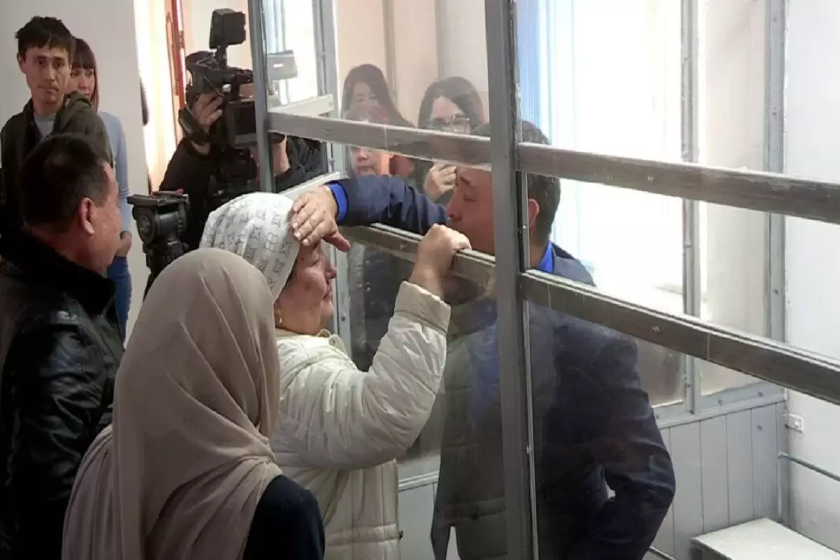 Взятка в 200 тыс $ ‒ экс-замакима Шымкента заплакал в зале суда