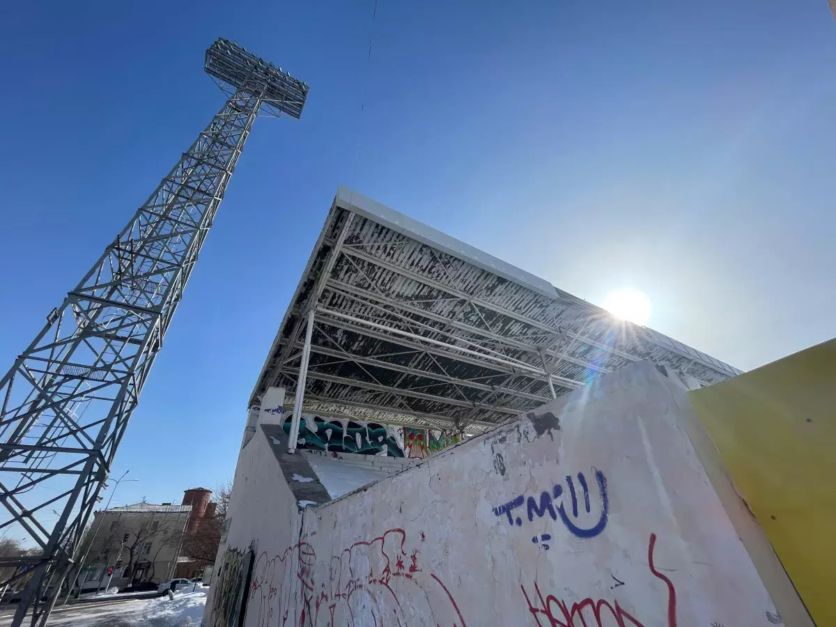 Заброшенный и обветшалый стадион в Астане с богатейшей историей – грустные кадры