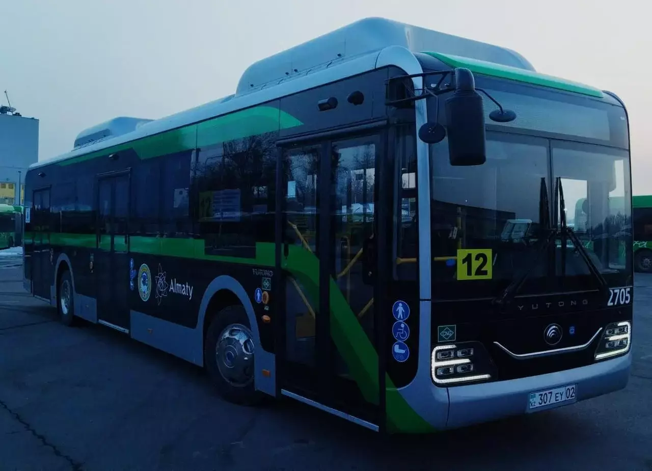 Кондиционеры и зарядки для телефонов: В Алматы обновили автобусы до Медеу