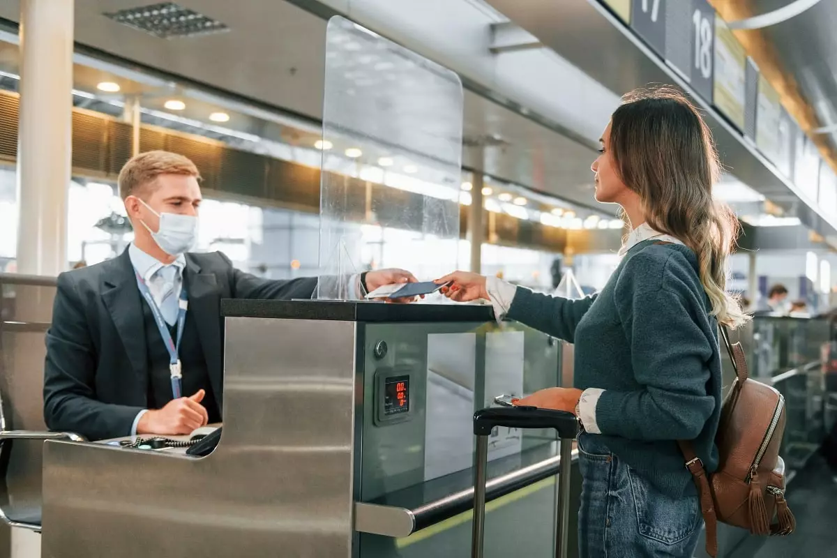 Иностранцев с поддельными паспортами задержали в алматинском аэропорту