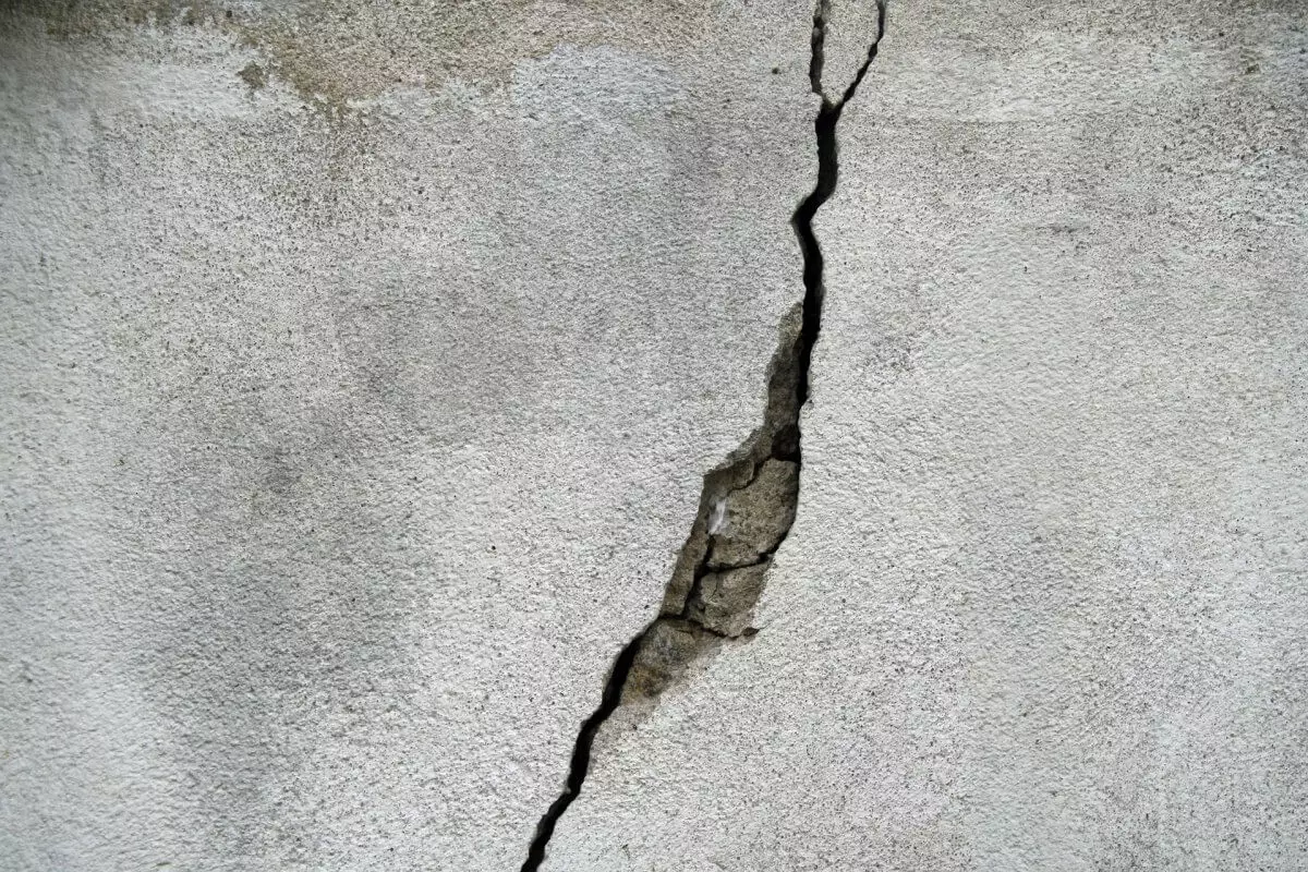 Трещины нашли в зданиях нескольких вузов Алматы после землетрясения