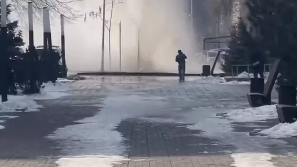 Горячий фонтан забил из-под земли в Алматы