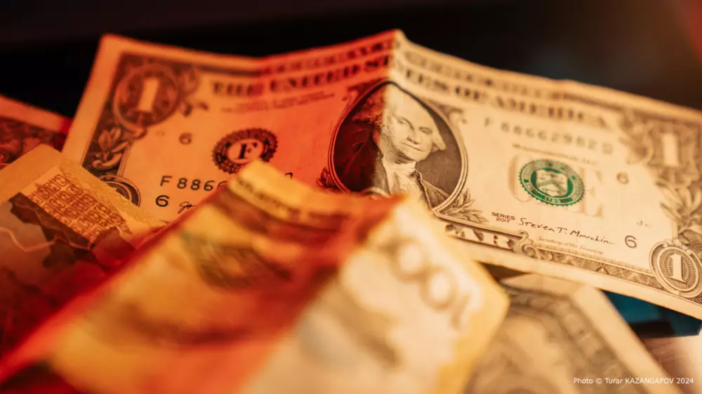 Курс доллара упал еще почти на 3 тенге