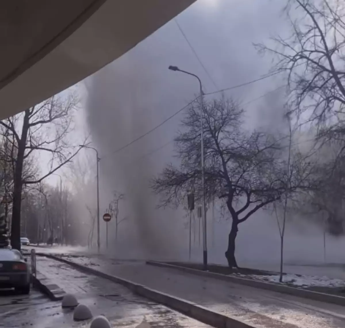 Фонтан кипятка: воду отключили в центре Алматы из-за прорыва теплотрассы