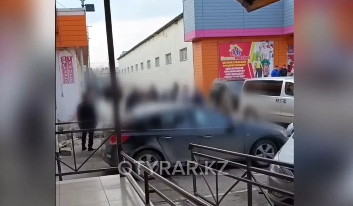 Очевидцы сняли кадры драки у ЦОНа в Шымкенте