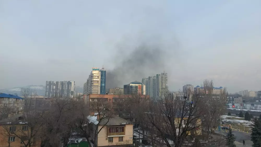 Черный дым от пожара в центре Алматы встревожил горожан