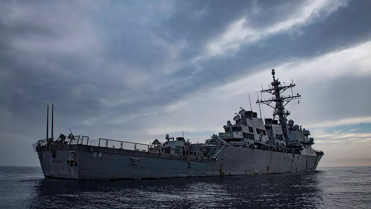 Военный корабль США «Карни» сбивает дроны, ракета выпущена хуситами в Йемене