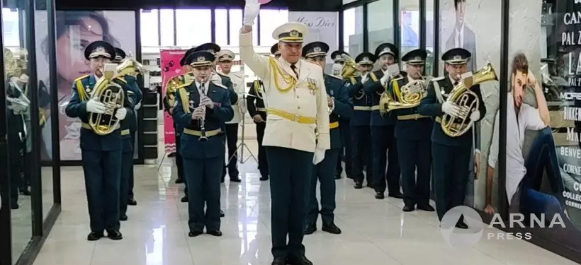 Музыкальный сюрприз для семейчанок устроил военный оркестр