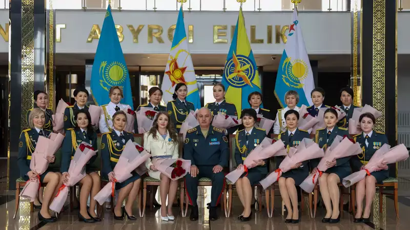 Министр обороны Казахстана поздравил женщин с праздником 8 Марта