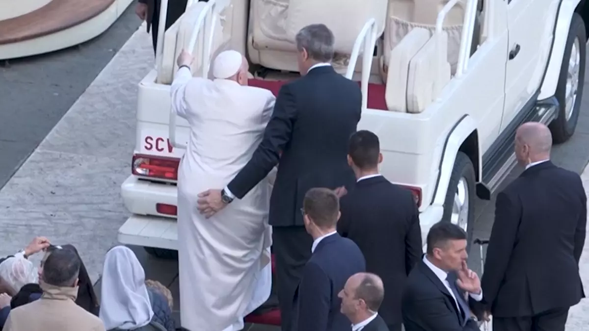 Папа Франциск, похоже, не может подняться по ступенькам к папемобилю после еженедельной общей аудиенции