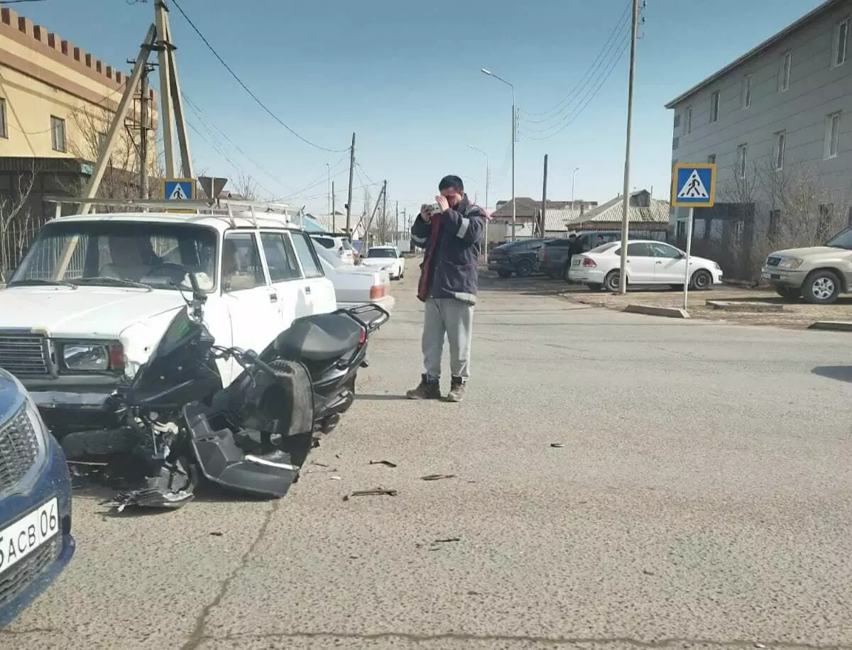 Подросток на мопеде попал в аварию в Атырау
