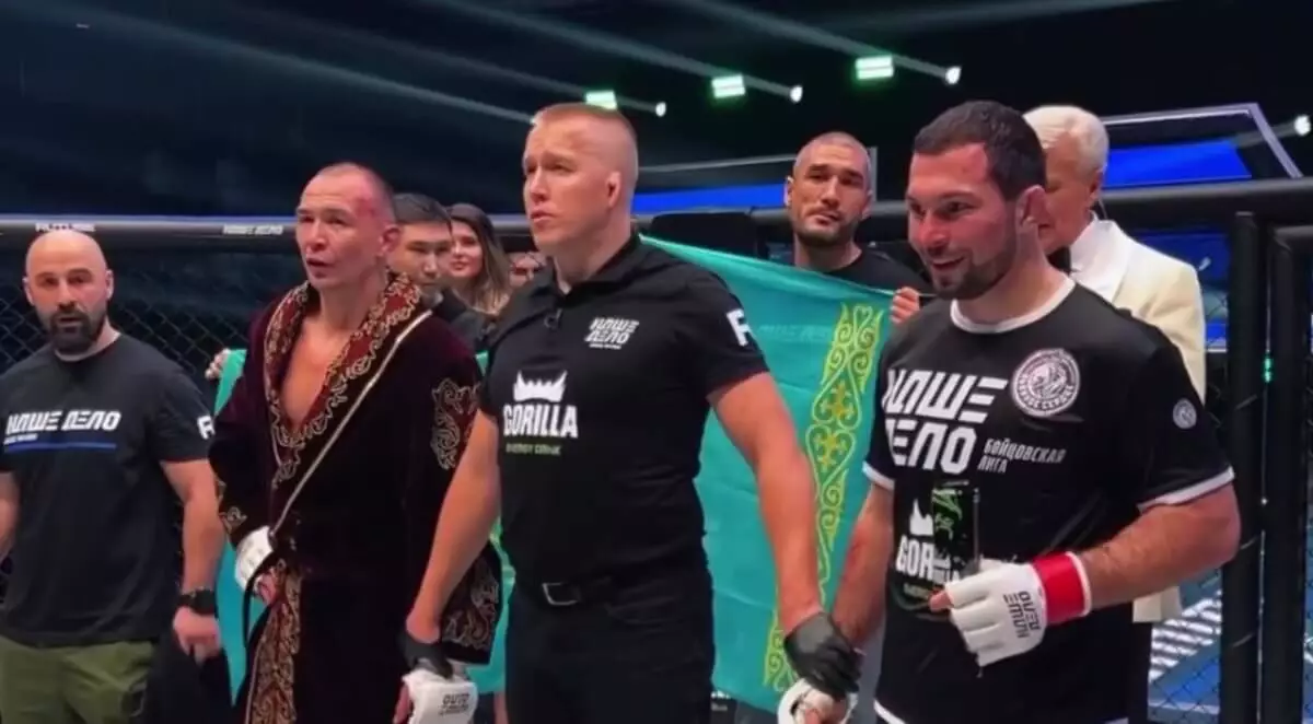 Выступающего за Казахстан бойца отправили в нокдаун в первом поединке после UFC