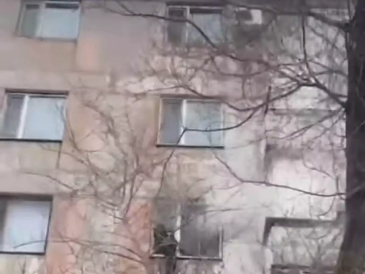 Двоих детей вынесли из горящей квартиры в Астане (ВИДЕО)