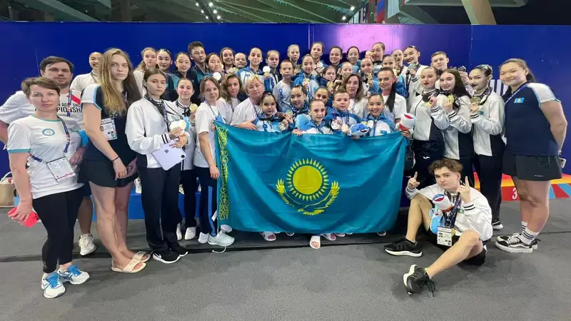 Казахстанские спортсмены приняли золотую эстафету ЧА-2024 по артистическому плаванию